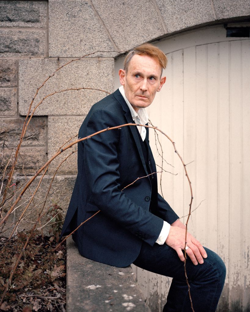 Photographie d'Adeline Praud montrant un homme en costume assis