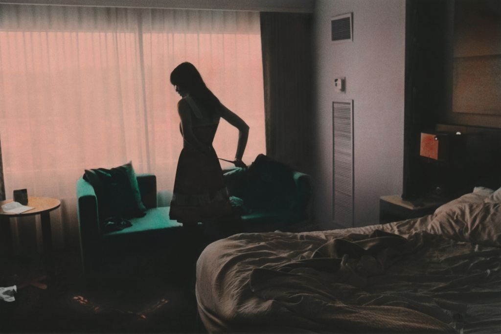 femme dans une chambre d'hôtel