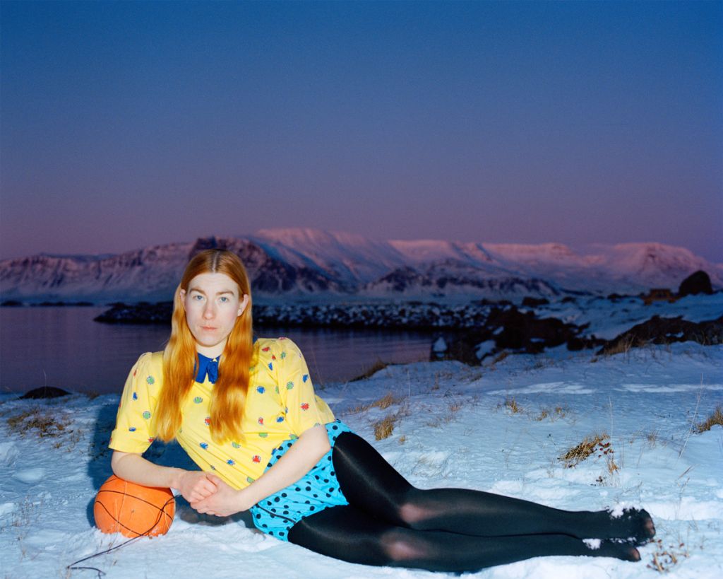 Autoportrait d'Emma Serpaniemi dans la neige devant une montagne