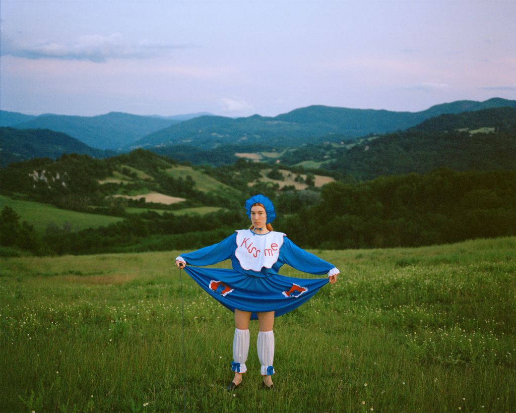 Autoportrait d'Emma Serpaniemi devant une montagne