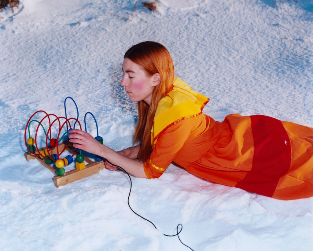 Autoportrait d'Emma Serpaniemi avec un boulier dans la neige