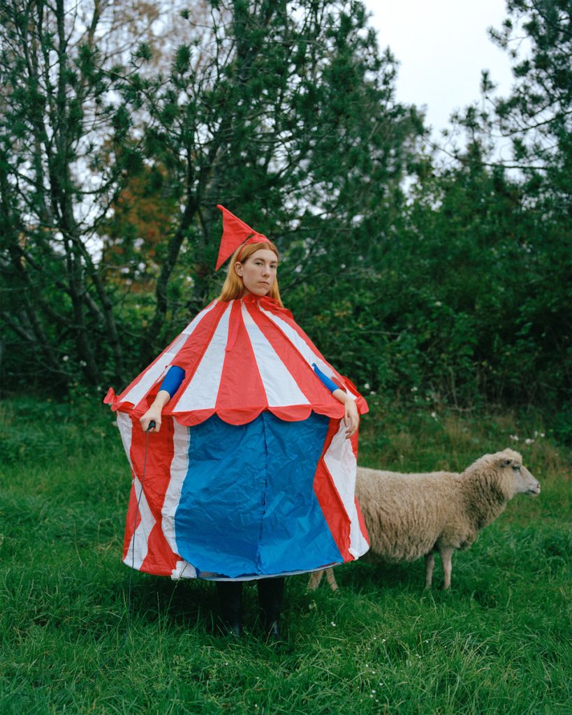 Autoportrait d'Emma Serpaniemi déguisée en chapiteau de cirque