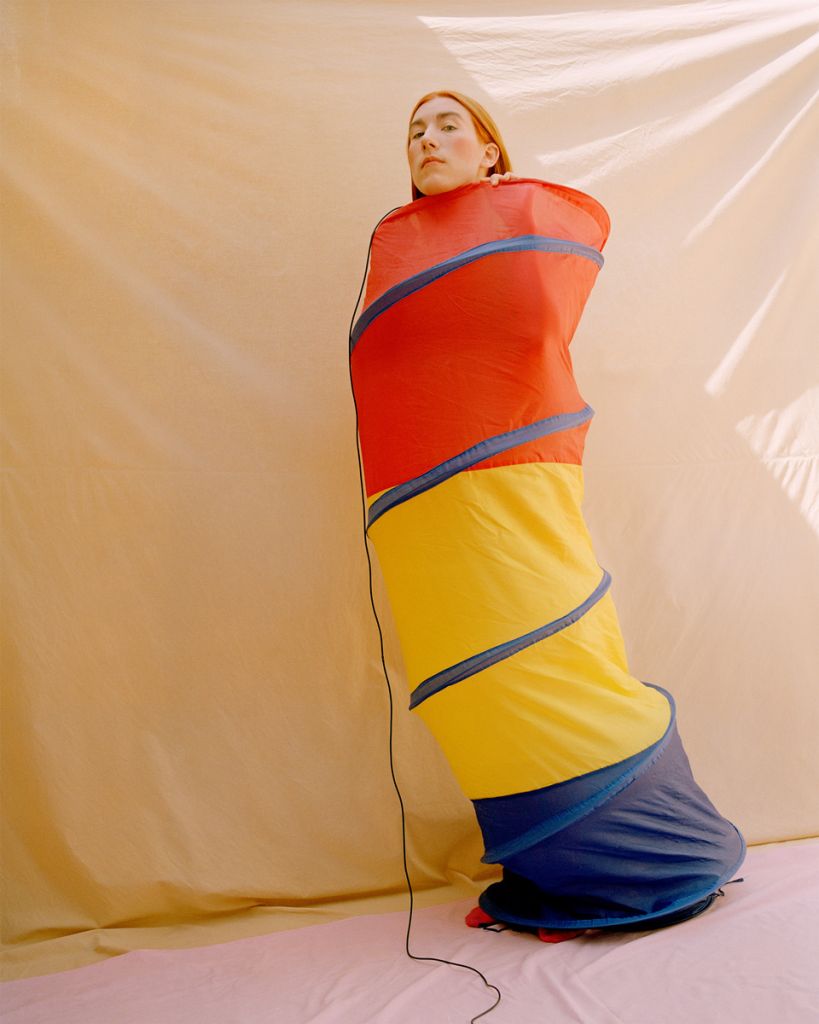 Autoportrait d'Emma Serpaniemi dans un tunnel pour enfant