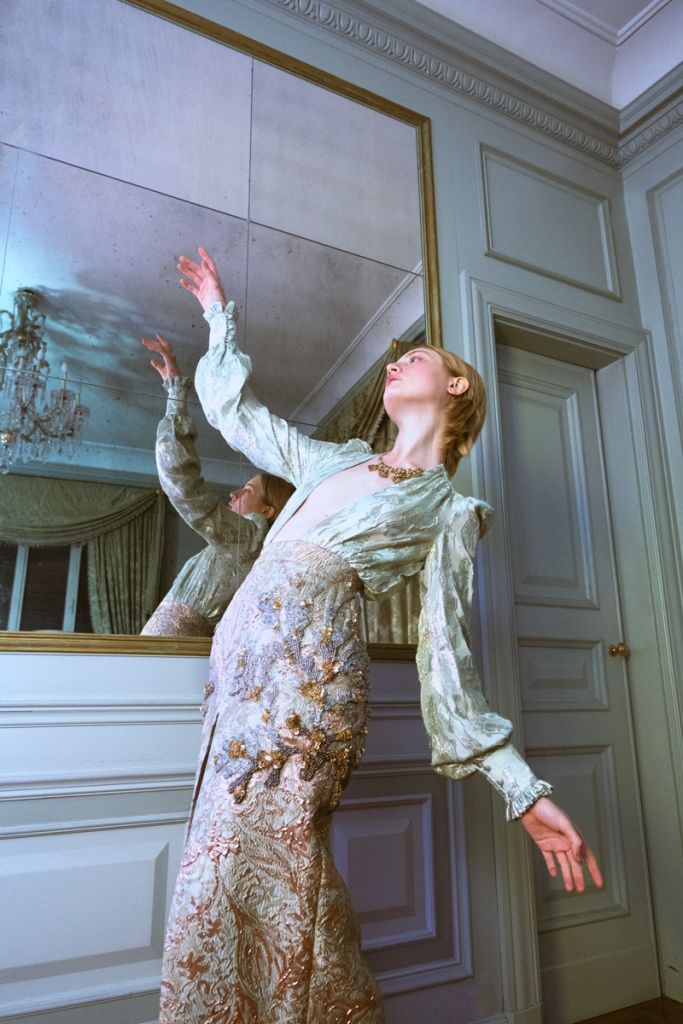 Photographie de Giulia Balletta montrant une femme avec un miroir à l'arrière-plan