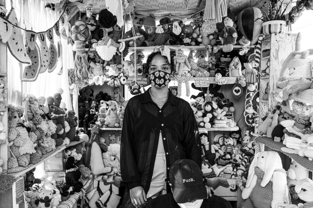 Photographie en noir et blanc de Kate Sterlin montrant une jeune femme avec un masque