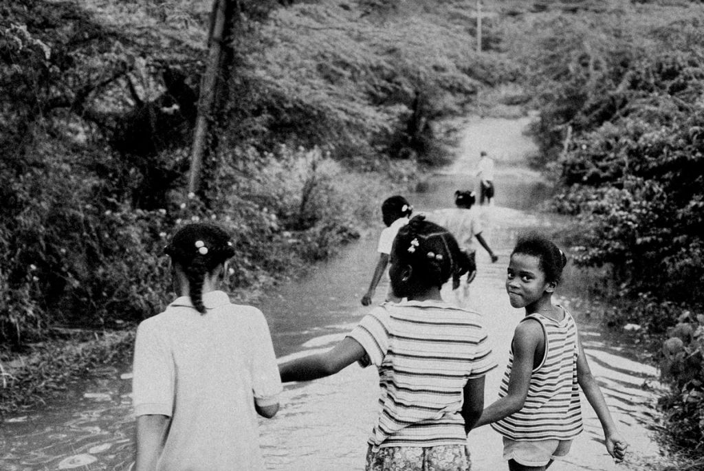 Photographie en noir et blanc de Kate Sterlin montrant des enfants se promenant