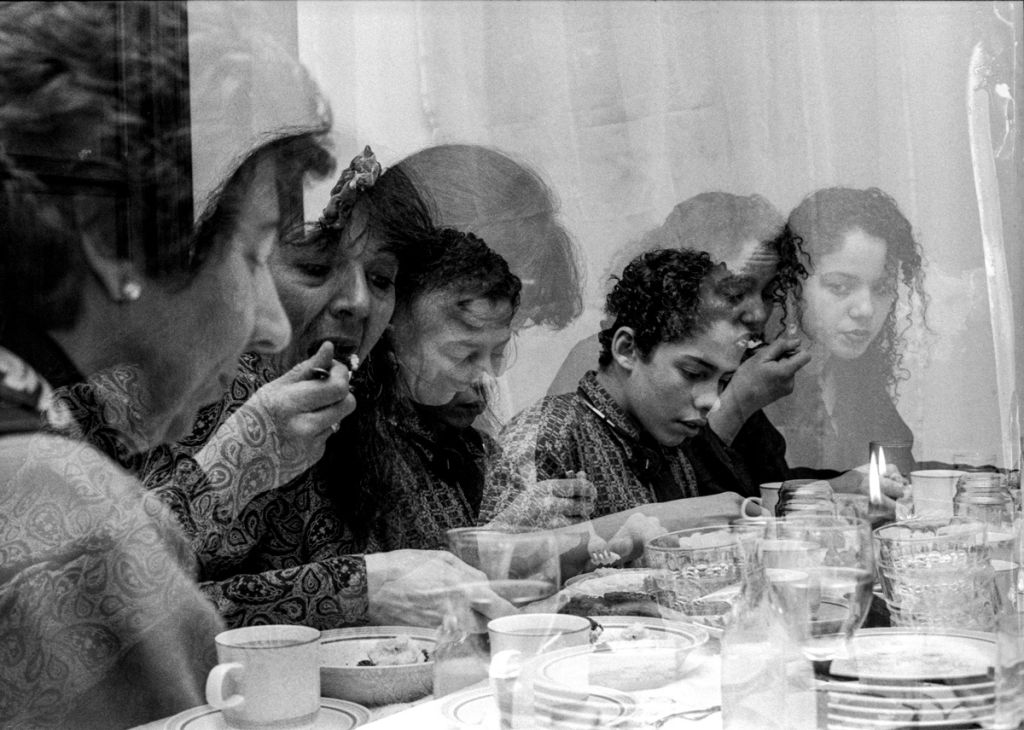 Photographie en noir et blanc de Kate Sterlin montrant un repas de famille