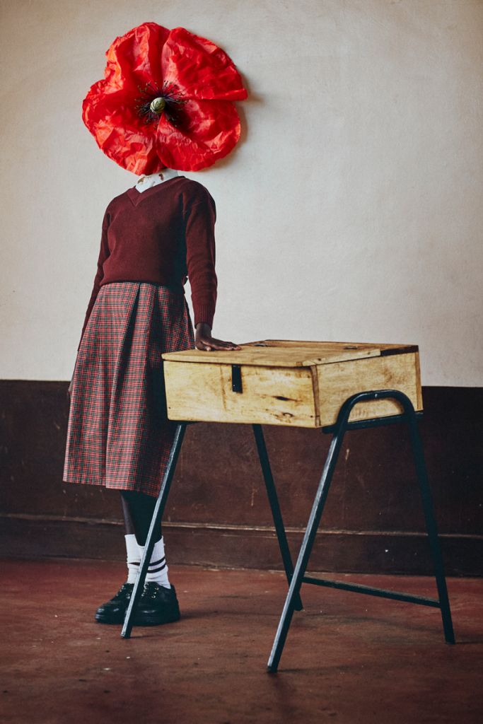 fille à tête de coquelicot