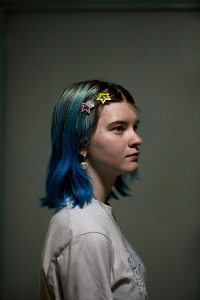 portrait d'une adolescente aux cheveux bleus