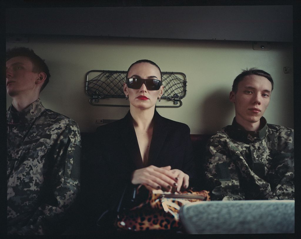 portrait d'un trio dans un train