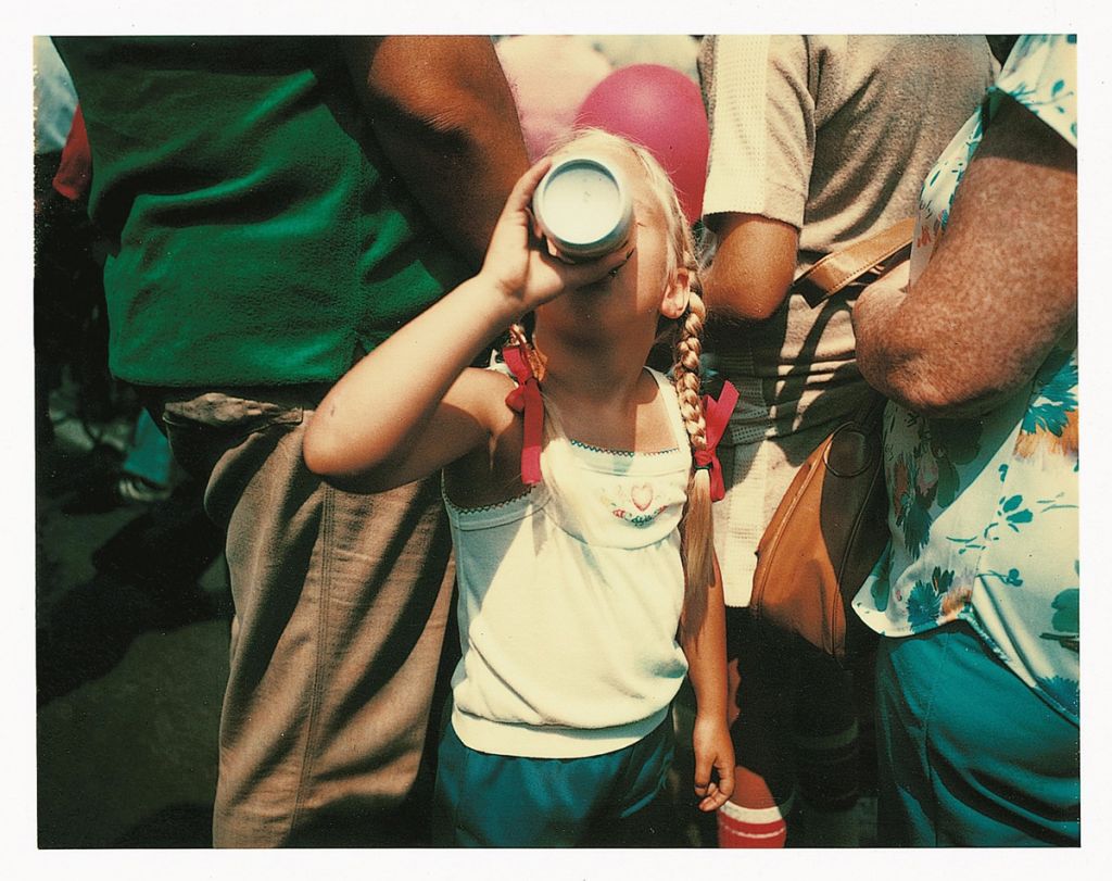 enfant buvant une canette