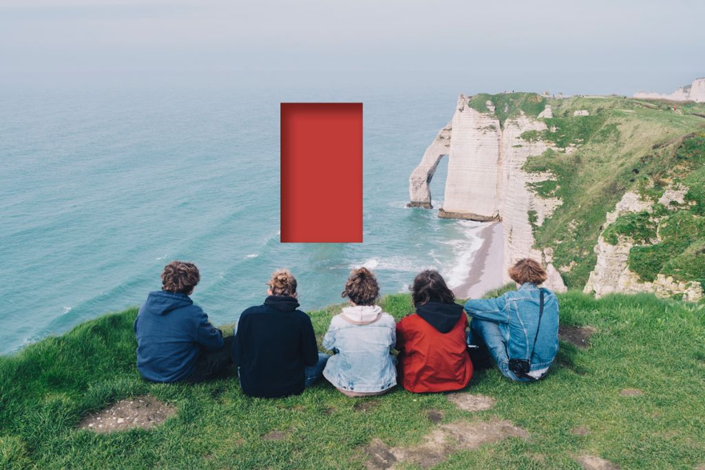 Photographie de Richard Pak montrant un groupe sur une falaise, face à la mer