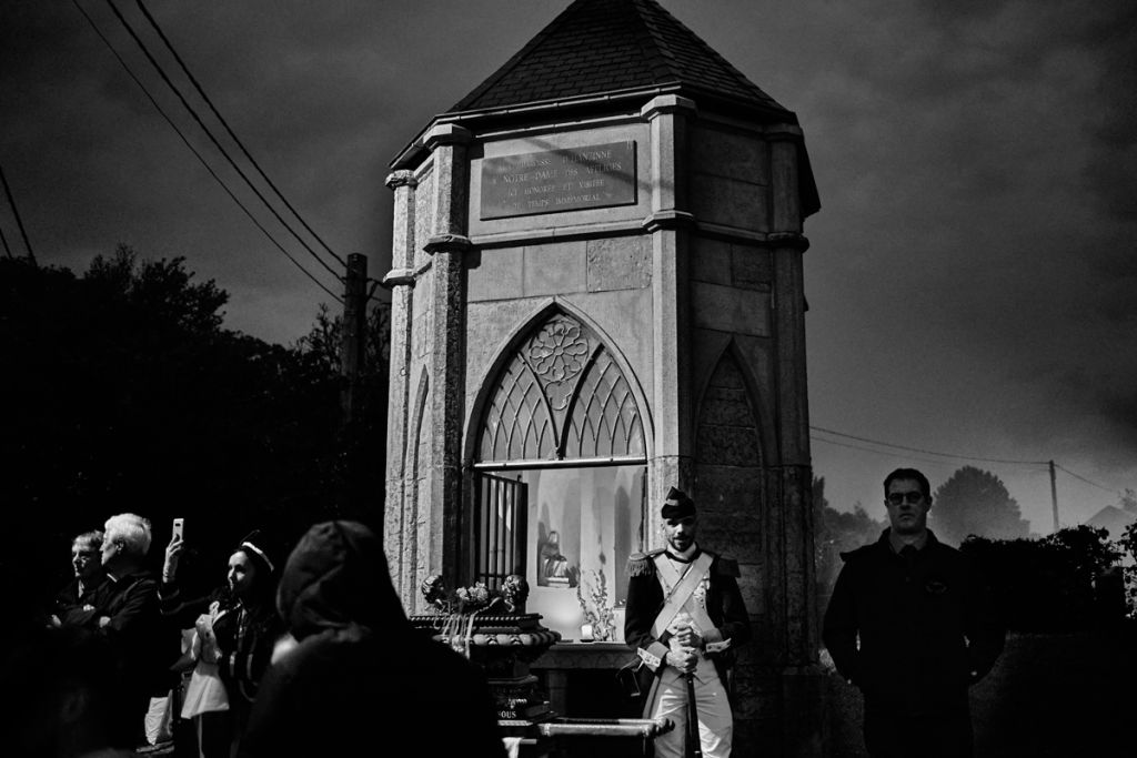 public devant un monument