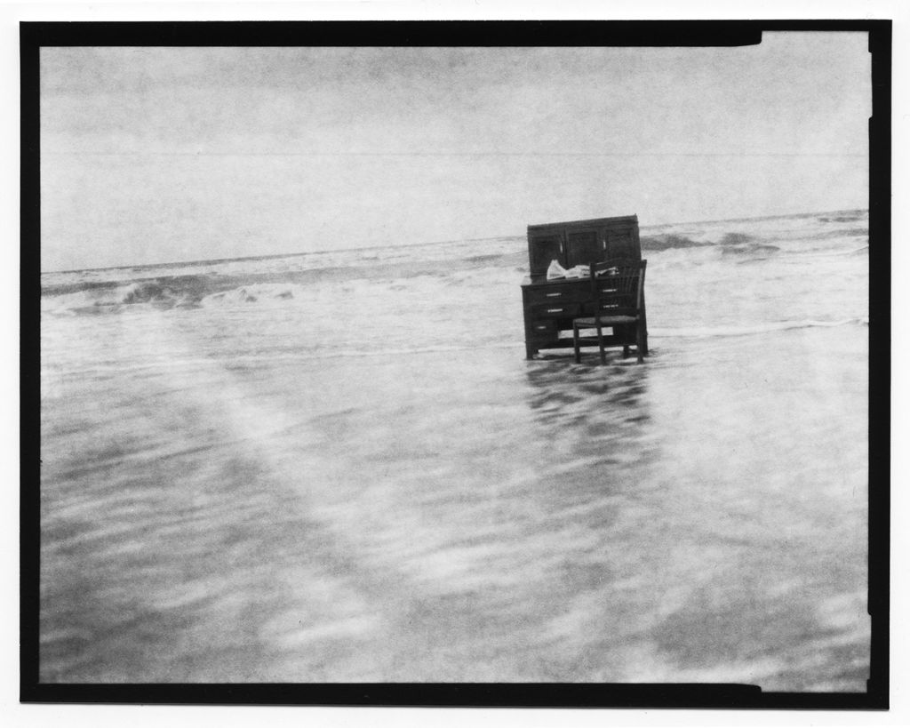 Photographie de Sara Imloul montrant un bureau dans la mer