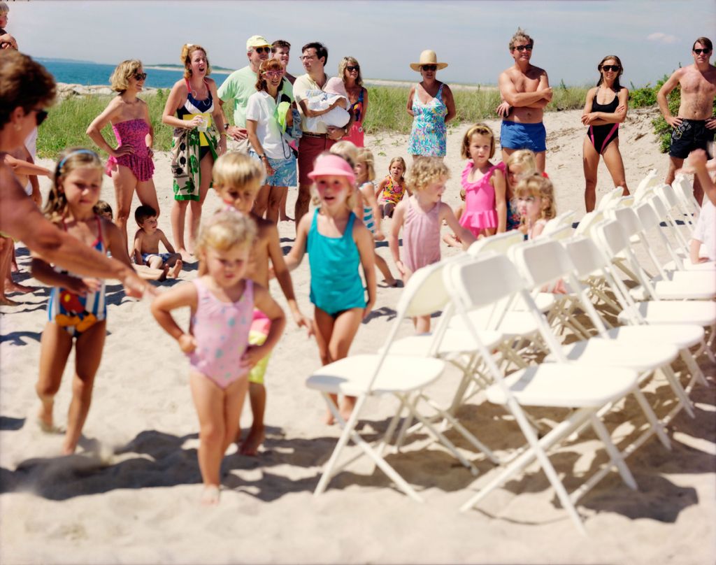 Photographie de Tina Barney montrant des enfants jouant aux chaises musicales