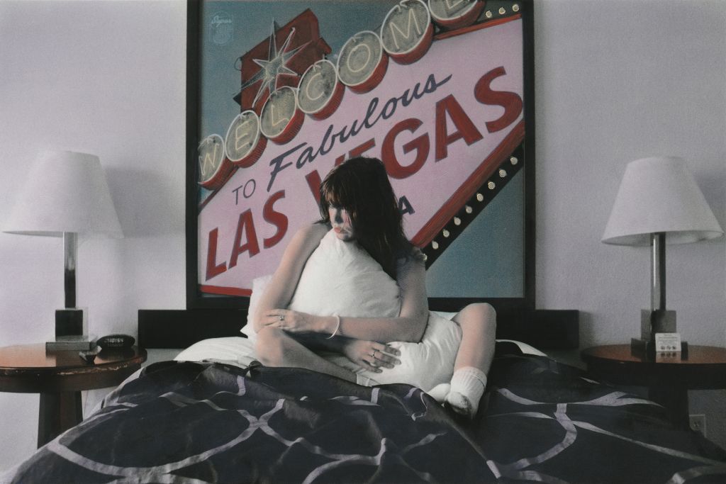 femme devant un cadre Las Vegas