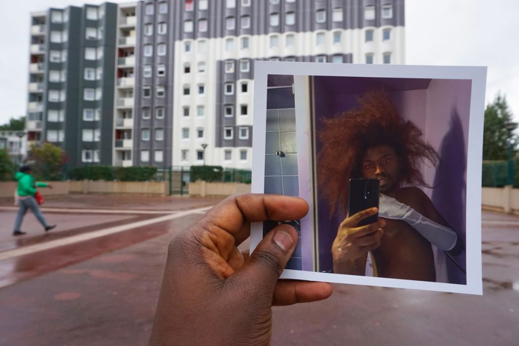 Photographie devant une cité