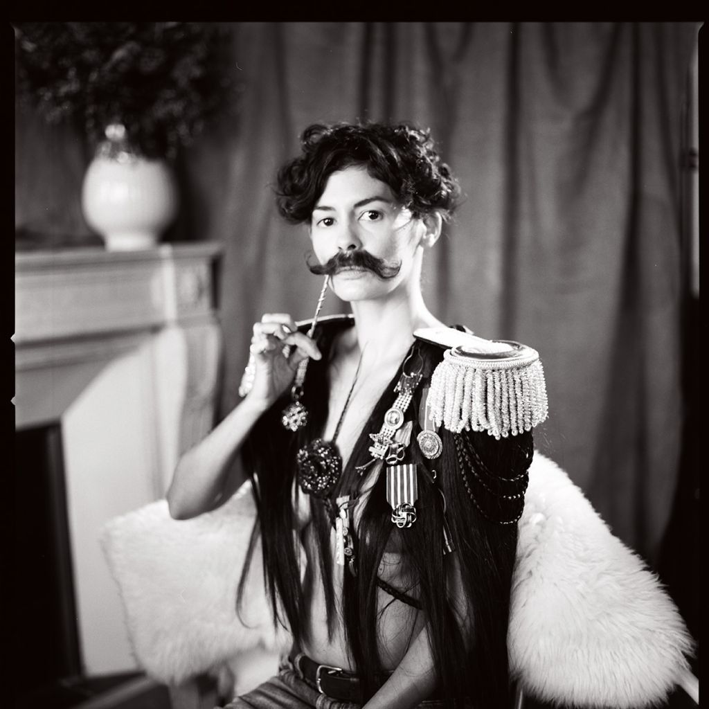 Audrey Tautou avec un costume de cirque et une fausse moustache