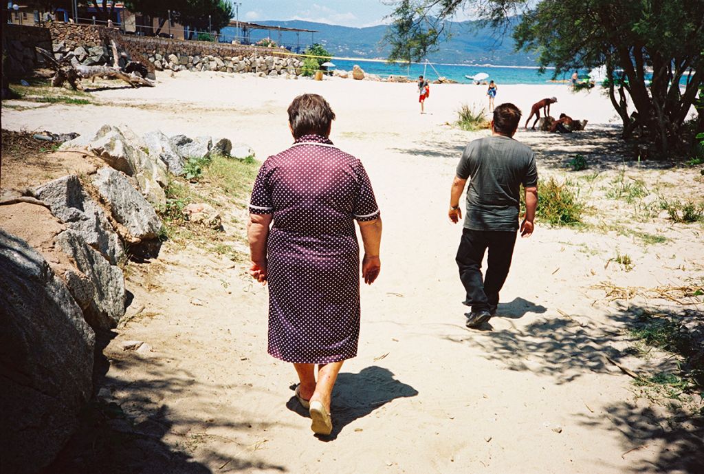 Passants de dos sur la plage