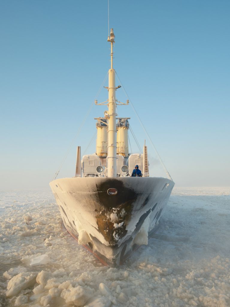 Vue d'un navire dans l'Arctique