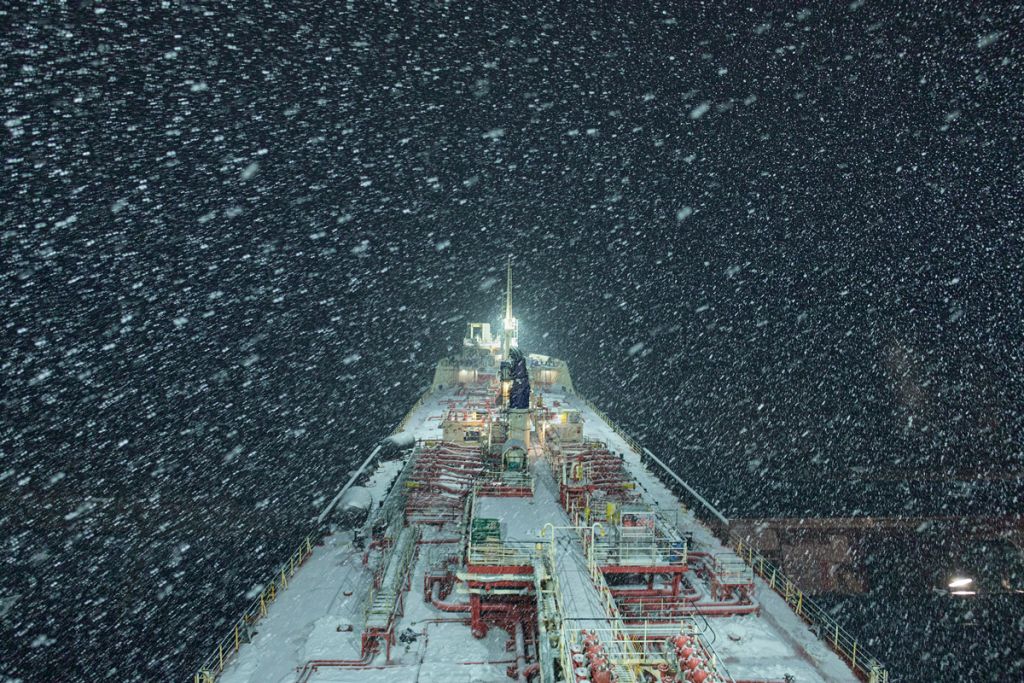 Navire dans l'océan Arctique sous la neige