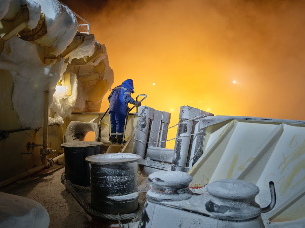 Marin travaillant sur un bateau de l'océan Arctic