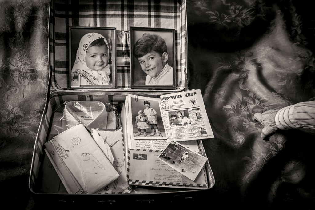 Photographie de Diana Markosian montrant une valise contenant les archives de son père