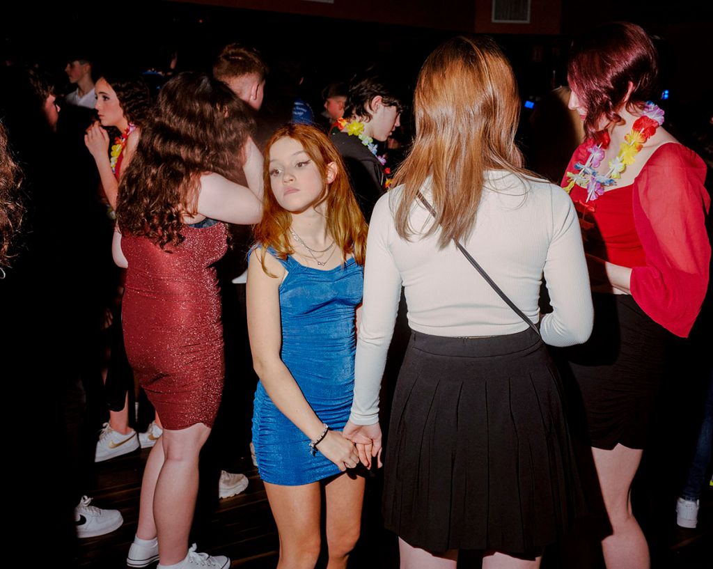 Photographie d'Eimear Lynch montrant des adolescentes en soirée.