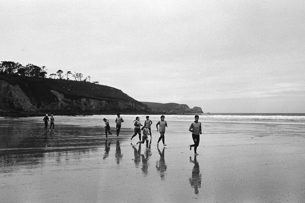 Jeunes gens courant sut la plage