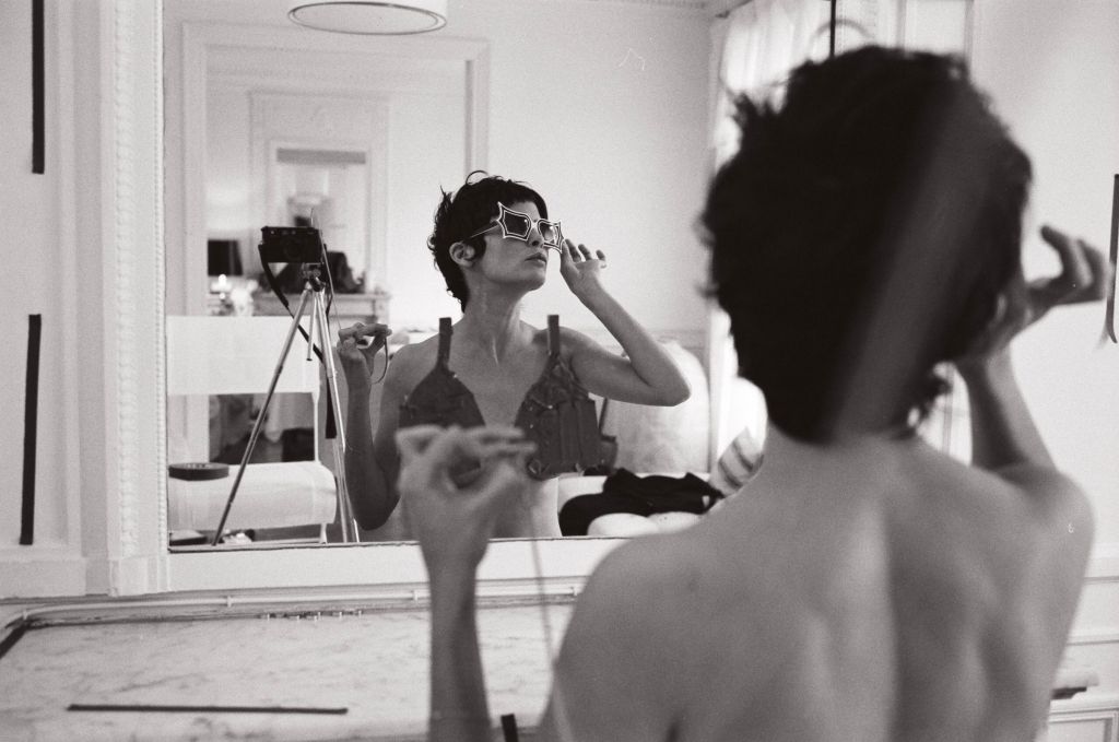 Audrey Tautou se prenant en photo dans un miroir.