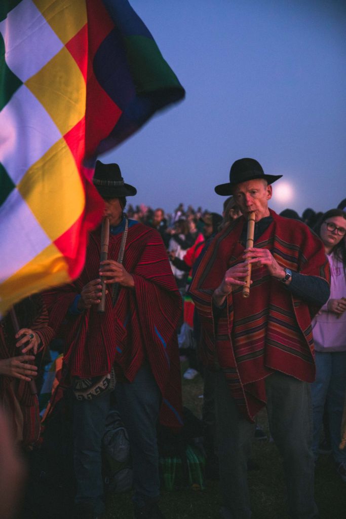 joueurs de flûtes en habits traditionnels