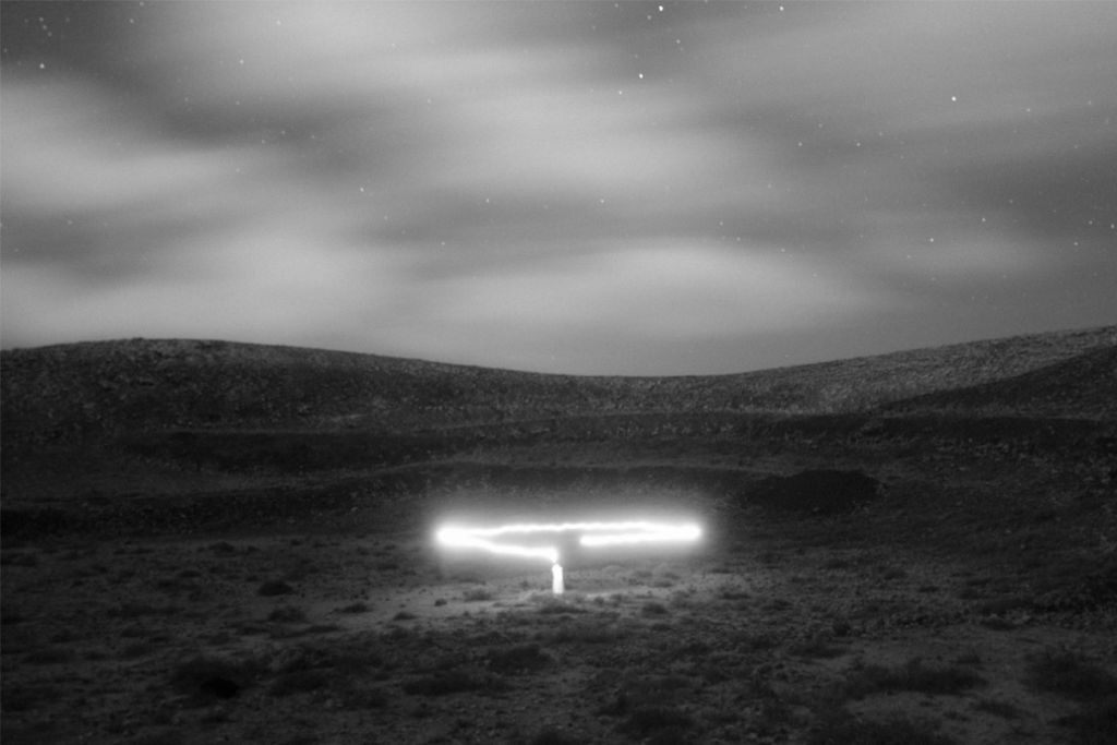 cercle lumineux au pied d'une montagne