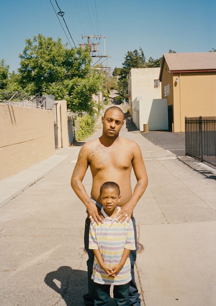 père posant avec son fils