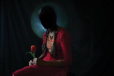 « We cry in silence » : Smita Sharma dénonce le trafic sexuel de filles (1/2)